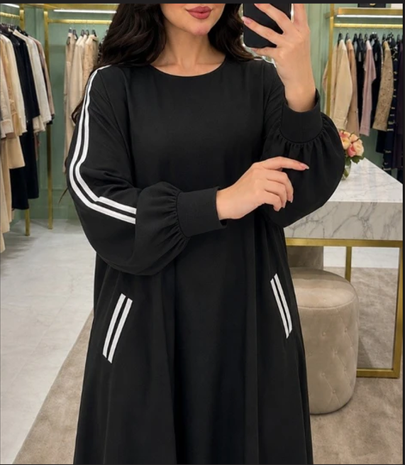 Abaya Sport Élégance — Coupe Ample & Bandes Contrastées