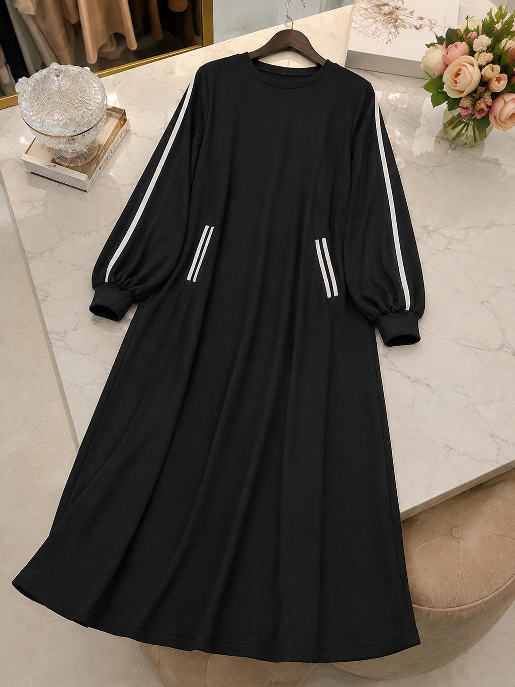 Abaya Sport Élégance — Coupe Ample & Bandes Contrastées